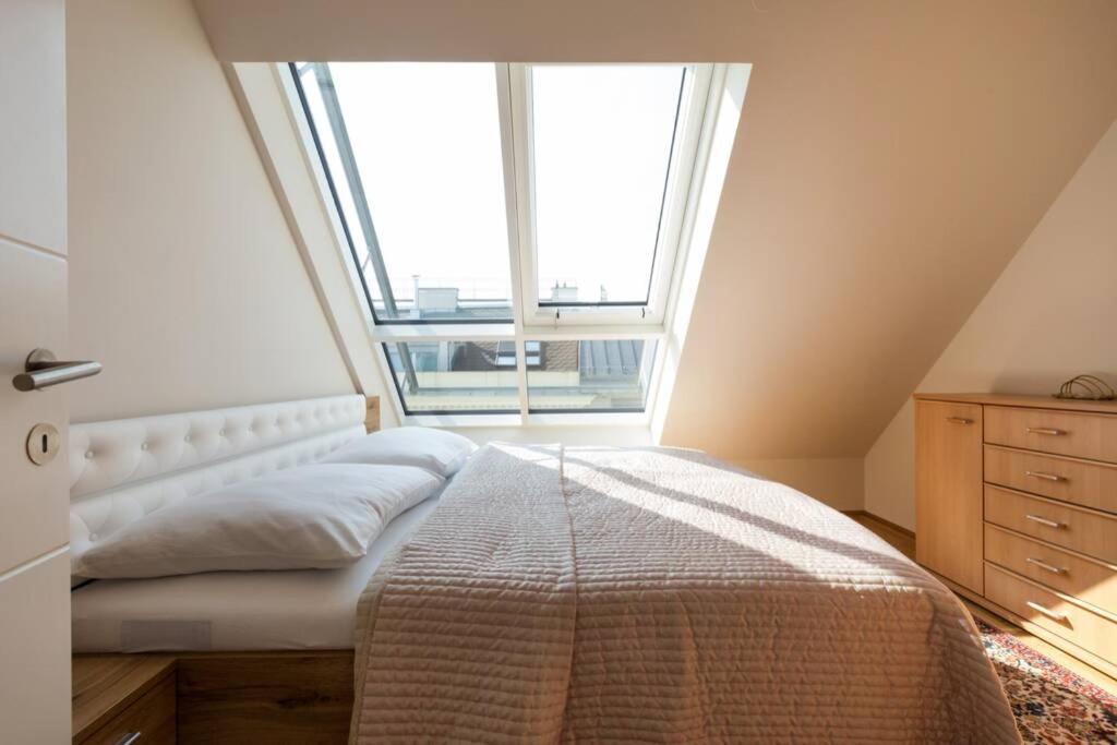 Grosses Penthouse #12 Mit Terrasse Und Aussicht Apartment เวียนนา ภายนอก รูปภาพ